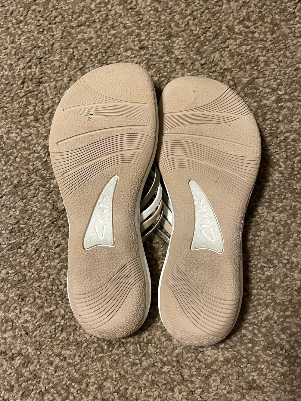 Clarks Cloudsteppers Beige and Metallic Woven Thong Sandals - Picture 3 of 5